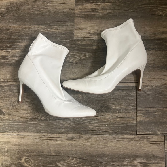 A New Day White Pointed Toe Ankle Boots Size 9 - Picture 2 of 5
